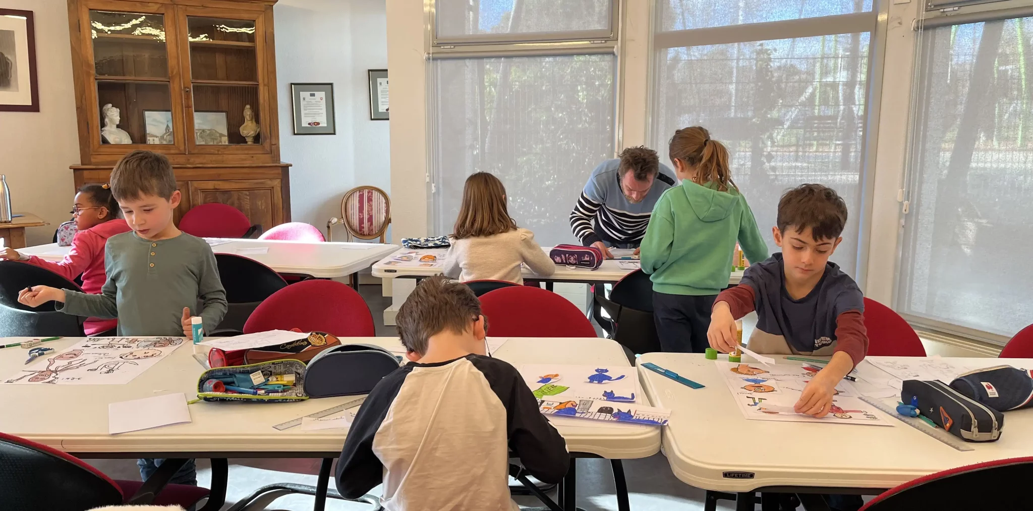 les enfants fabriquent leurs planches de BD