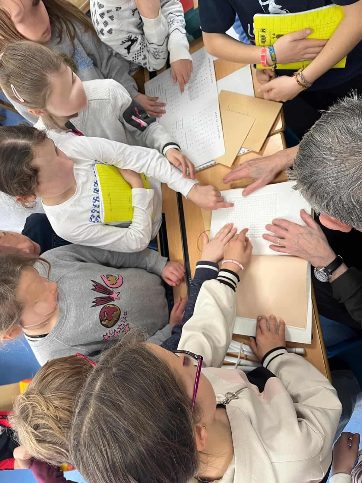 claude et enfants braille