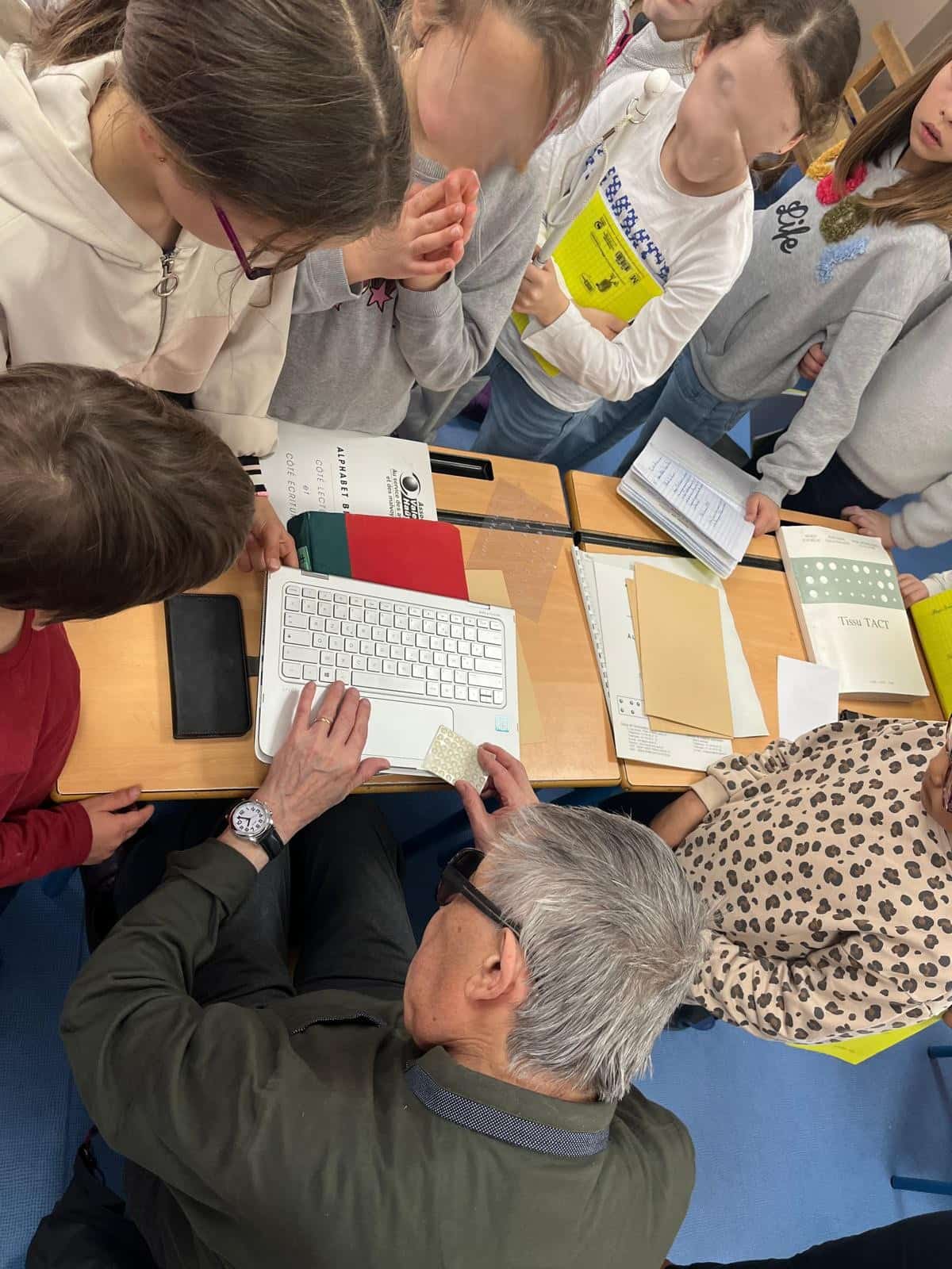 claude et enfants tablette